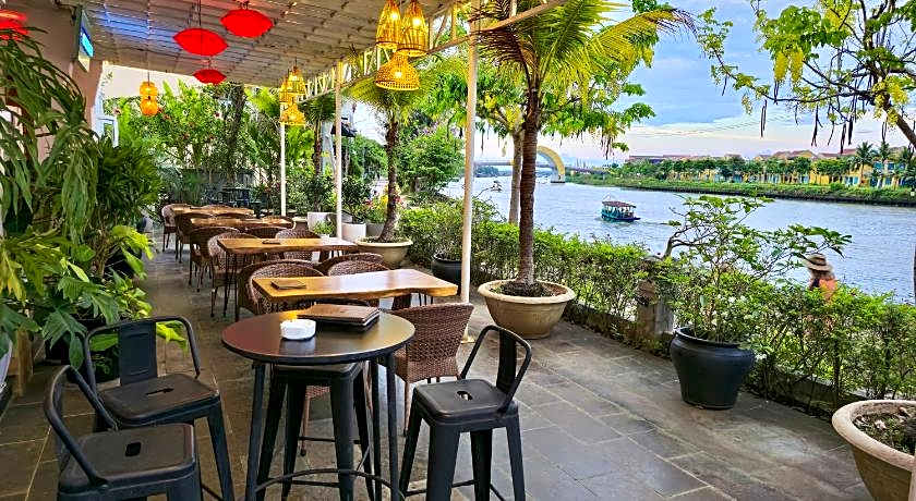 Riverside White House Hotel