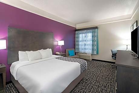 1 King Bed Deluxe Room Non-Smoking