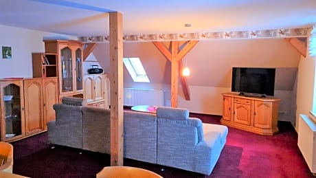 Ferienwohnung-Apartment-Eigenes Badezimmer-Strassenblick