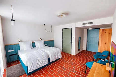 King Room with Roll-In Shower - Disability Access