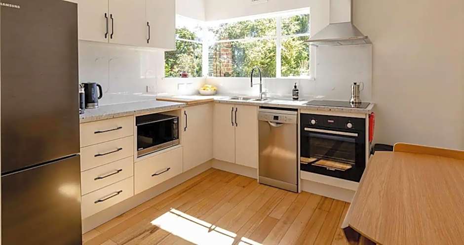 Relaxing modern home in central Sandy Bay