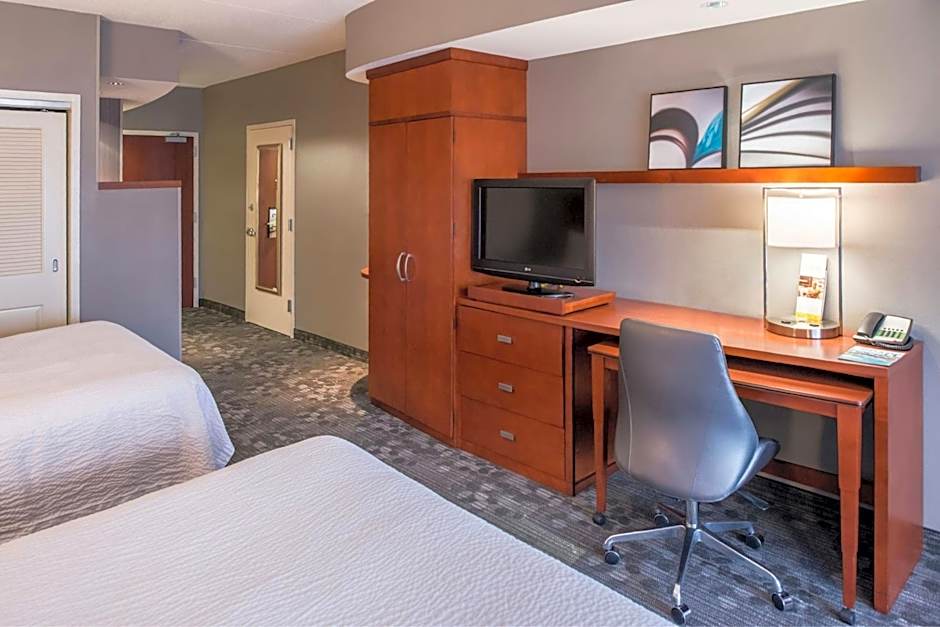 Foto 1 di 4 di 2 Queen Beds, Hearing/Mobility Accessible, Transfer Shower, Bathtub