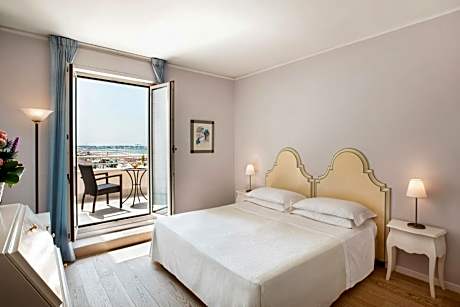 Deluxe Room with Sea View