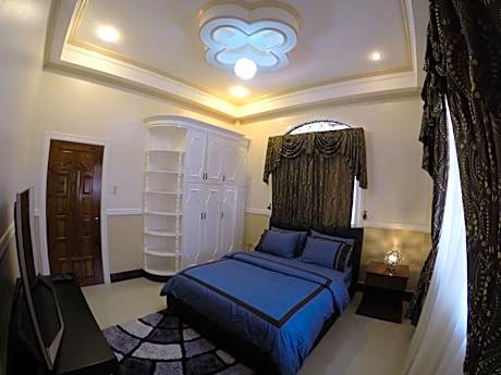 Standard Queen Room with Shared Bathroom