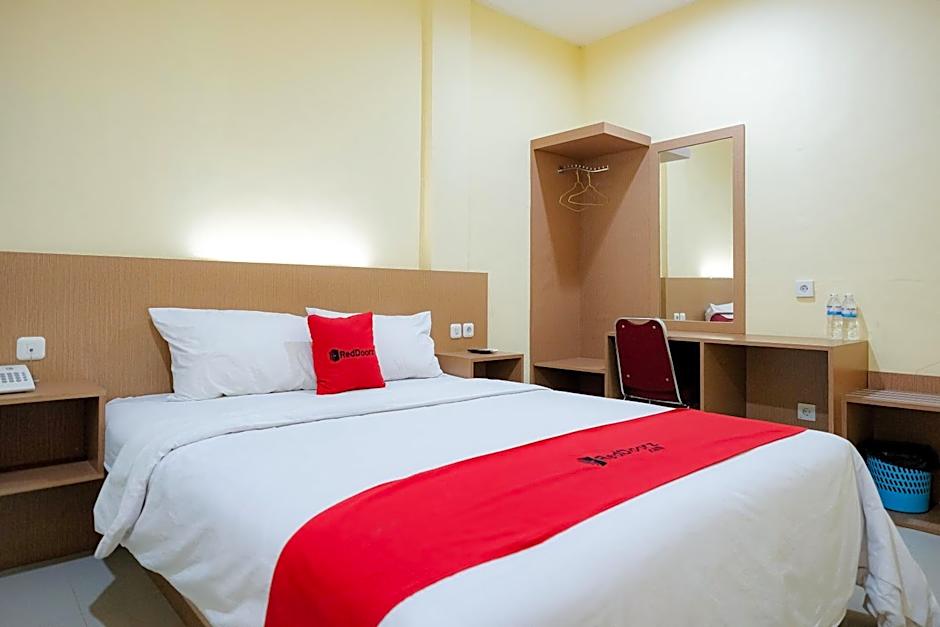 RedDoorz at Hotel Mayang Sari 1