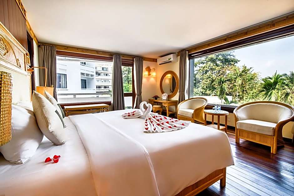 Photo 1 of 7 of Executive Suite