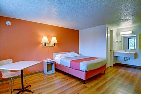 1 Full Bed | ADA/Tub/Mini Fridge