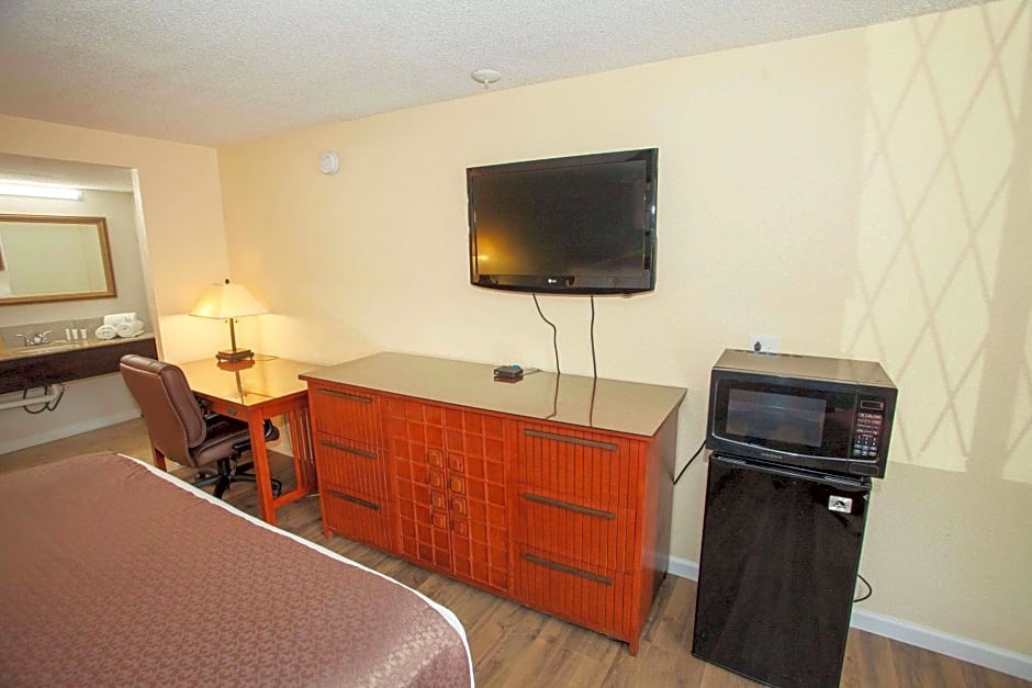 Travelodge by Wyndham Macon West