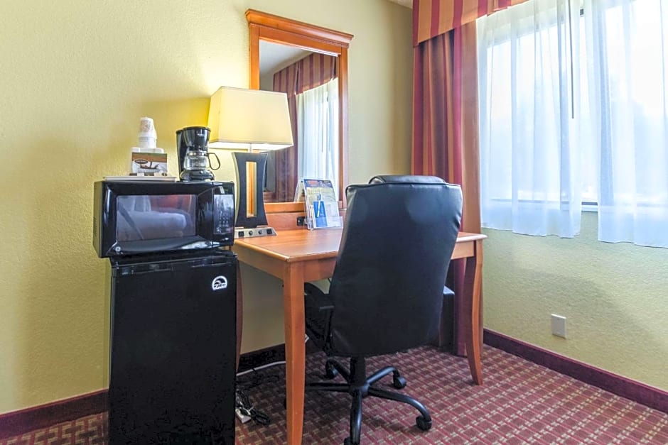 Rodeway Inn & Suites Jacksonville near Camp Lejeune