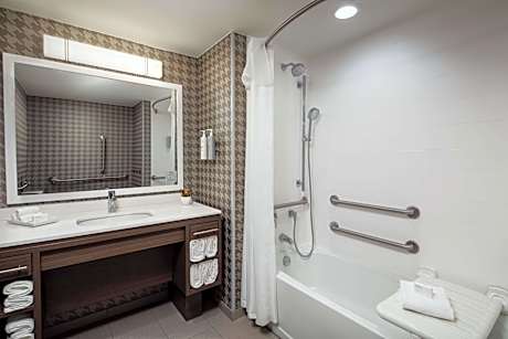 1King Accessible Tub Studio Suite