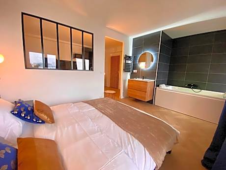 Deluxe Suite with Spa Bath