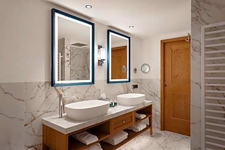 Suite with Mountain View