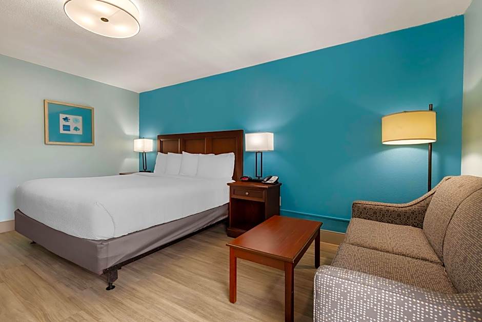 Photo 1 of 4 of 1 King Bed with Sofabed, Mobility Accessible, Bathtub