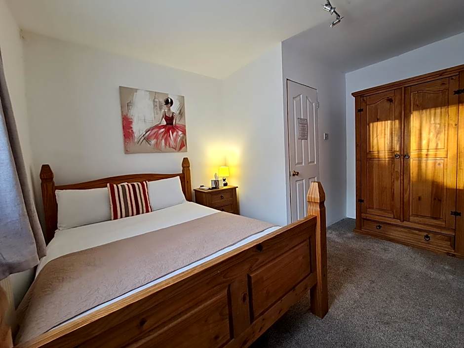 Pymgate Lodge Airport Hotel