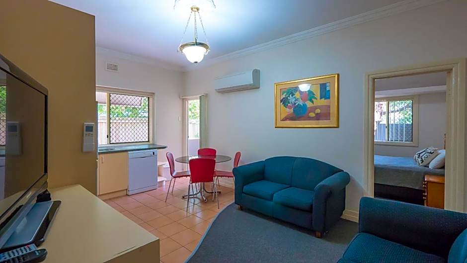 Hampton Court Apartments