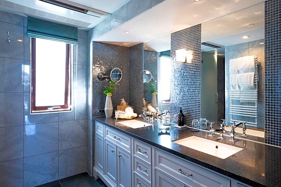 PETALS TOKYO - Floating Hotel