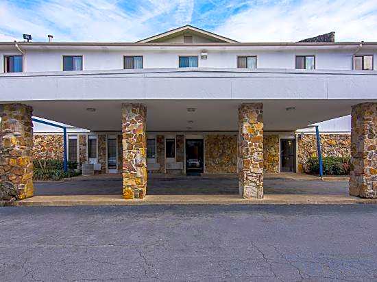 Little Rock Inn and Suites