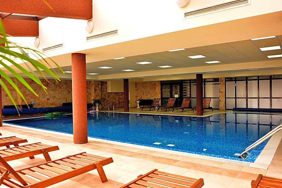 Royal Bansko - Family Apart Hotel With All Inclusive Light or HB&Drinks and Hot Pool & Jacuzzis