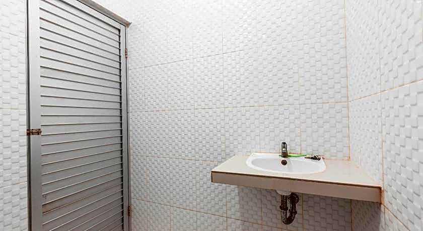 RedDoorz near Universitas Esa Unggul Bekasi Harapan Indah