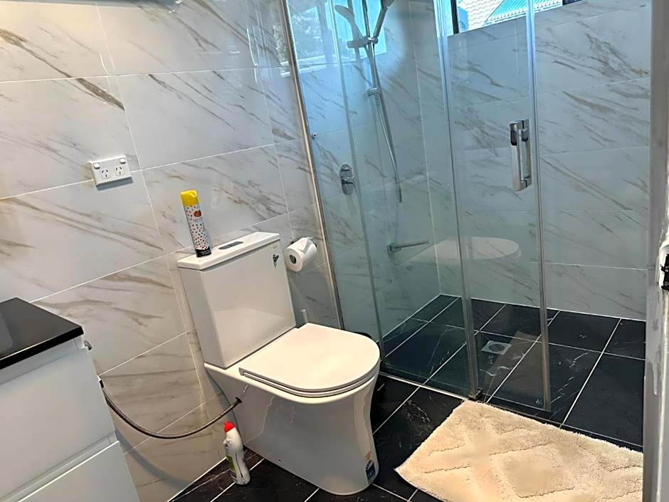 Cheerful 4 Bedrooms With Free Parking