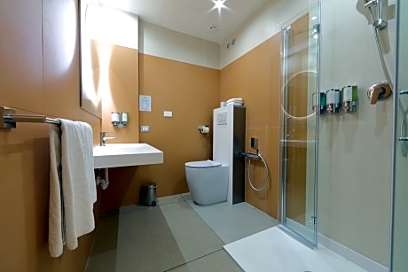 Queen Accessible Room