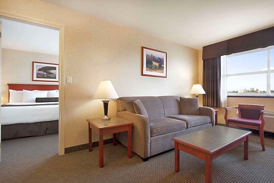 Days Inn & Suites by Wyndham Langley