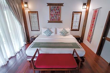 Bungalow with Pond View