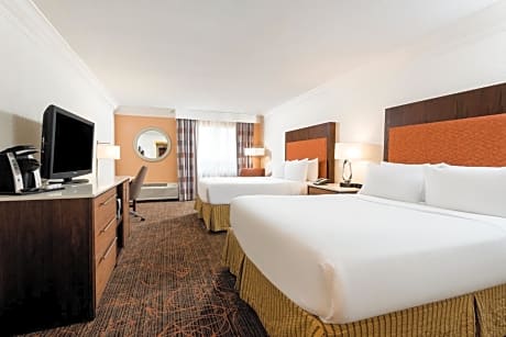 Standard Queen Room with Two Queen Beds and Mobility Accessible Tub