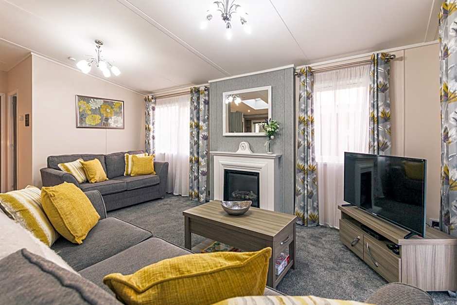 Woodpecker Lodge with Hot Tub