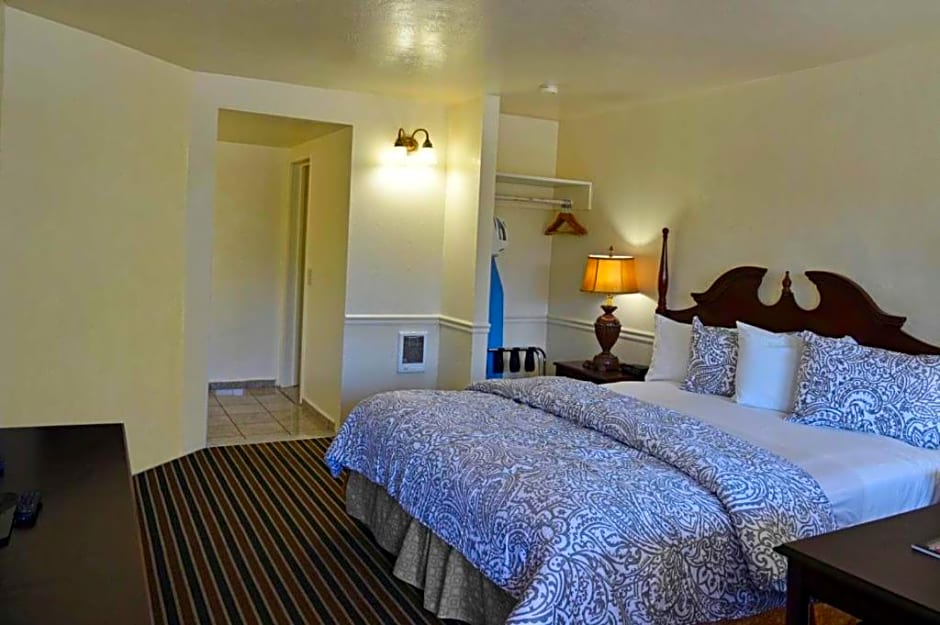 Monterey Pines Inn