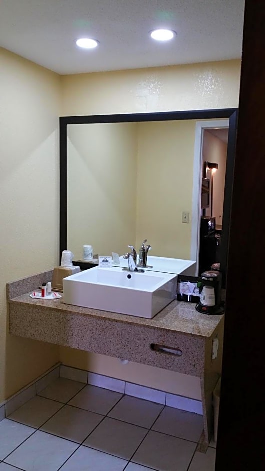 Days Inn by Wyndham St. Petersburg Central