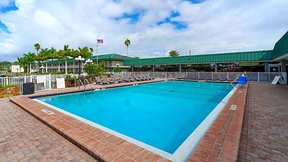 All-New, Ground-Floor, Huge Pool, Tiki Bar & Grill