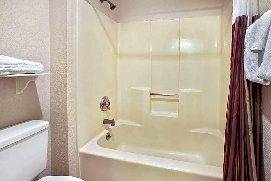 La Quinta Inn & Suites by Wyndham Detroit Canton
