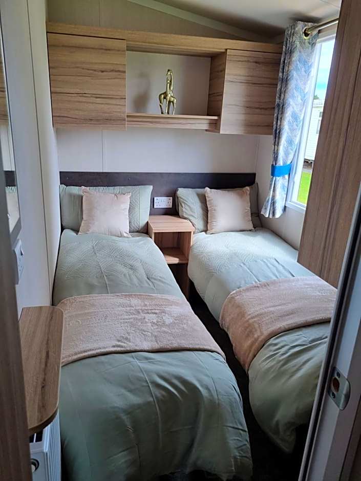 Modern Family Caravan with WiFi at Valley Farm, Clacton-on-Sea
