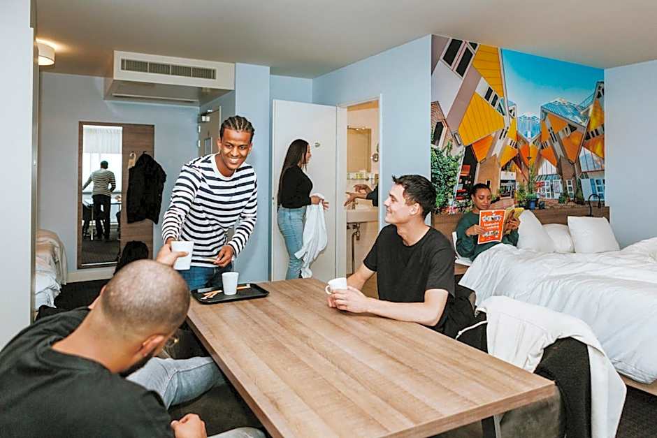 Rotterdam Teleport Hotel