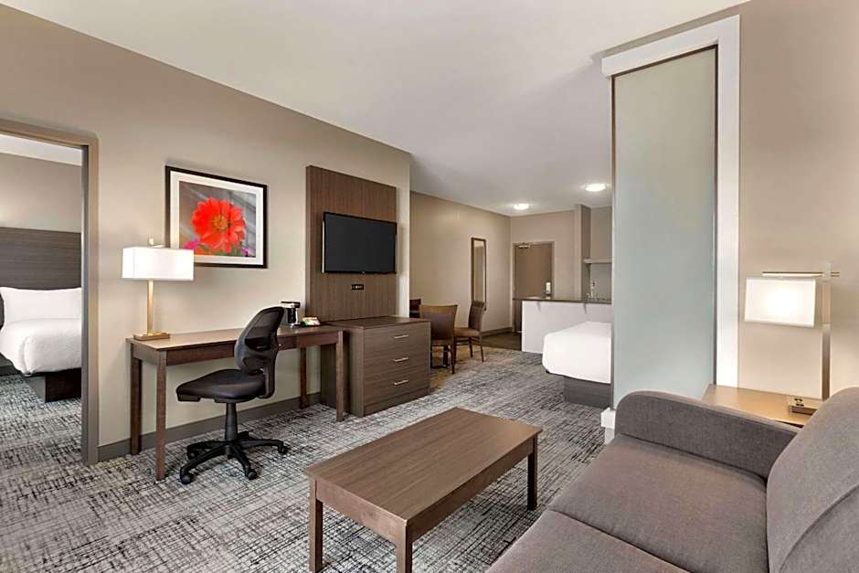 Days Inn & Suites by Wyndham Warman