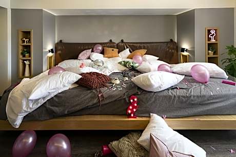 One-Bedroom Suite with One Specialty Bed