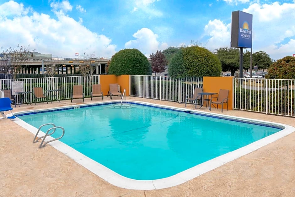 Days Inn & Suites by Wyndham Arlington Near Six Flags