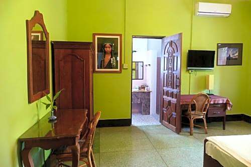 Lanis House by the Ponds