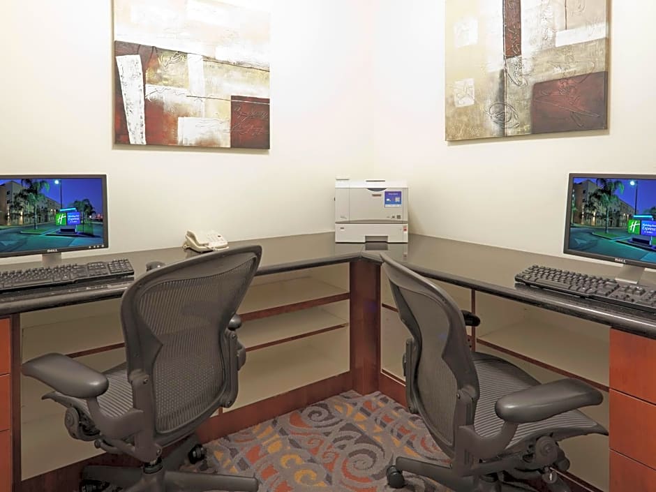 Holiday Inn Express Hotel & Suites Bakersfield Central By IHG