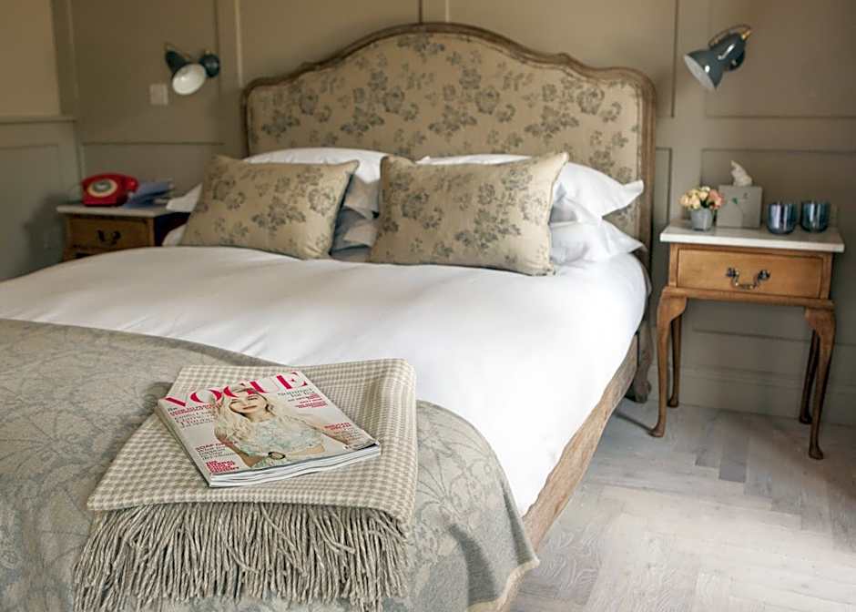 The Greyhound on the Test Hotel