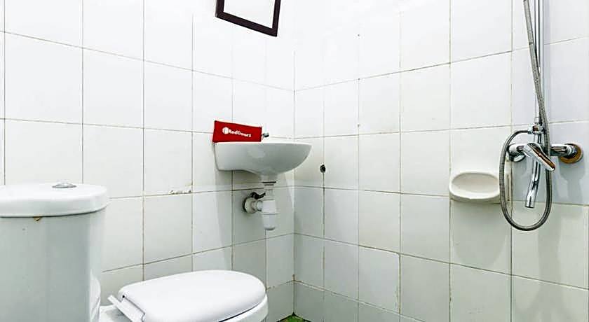 RedDoorz Plus near Universitas Methodist Medan