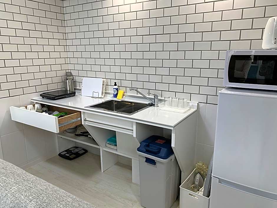 Maximum of 18 people can be rented in one building 3 minutes walk to Tomari Port 10 minutes drive to the airport No parking lot 30 seconds walk from paid parking lot warayunso port city May