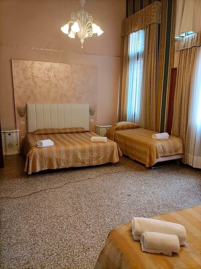 Palazzo Lion Morosini - Check in presso Locanda Ai Santi Apostoli