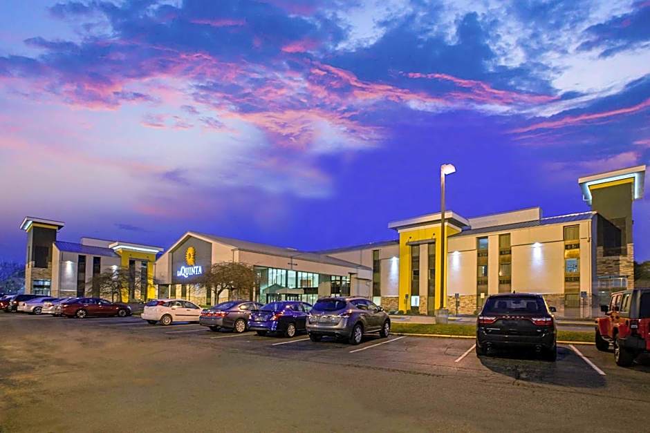 La Quinta Inn & Suites by Wyndham Detroit Metro Airport