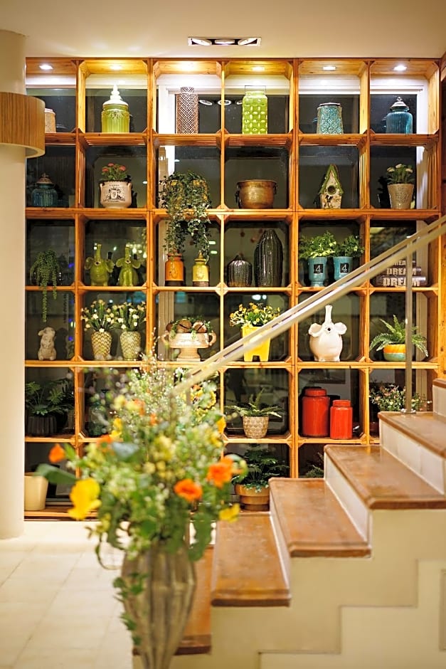 Caza V1 Serviced Apartment