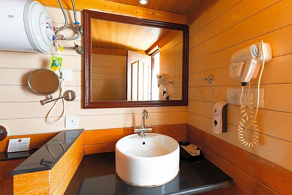 Sumitel Hotel 500 meters from Mall Road