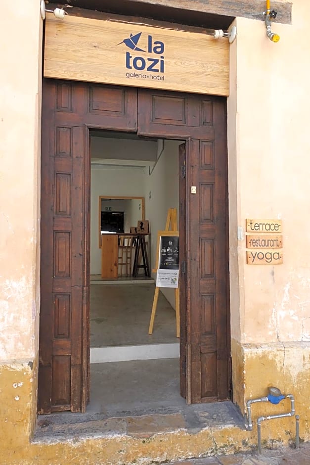 La Tozi Hotel