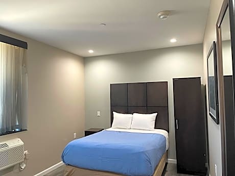 Deluxe Queen Room