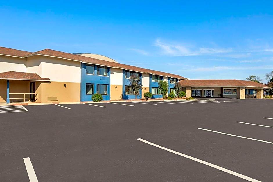 AmericInn by Wyndham La Crosse Riverfront-Conference Center